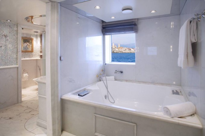 MOONLIGHT II -  Master Cabin Bathroom